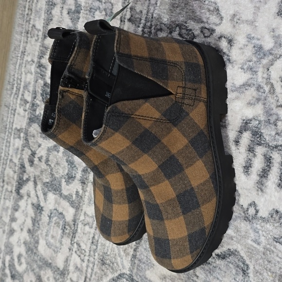 ZODIAC Shiloh Chunky Water Repellent Chelsea Bootie, Tan Black Buffalo Plaid 7.5 - Picture 4 of 15